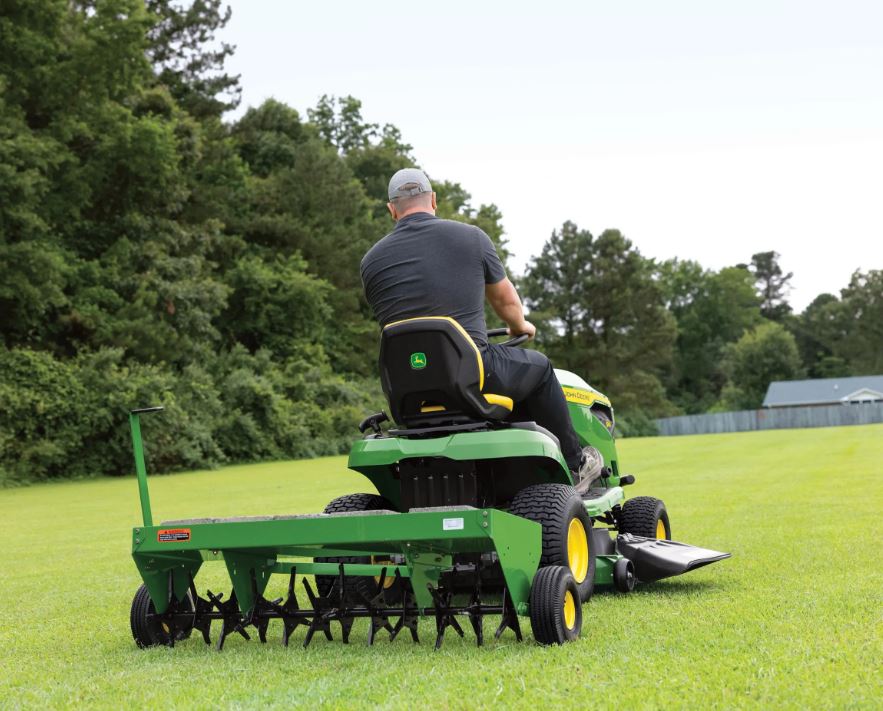 John Deere S140 Lawn Tractor